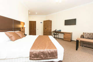 Отель Чайка Геленджик Трехместный номер с балконом-1